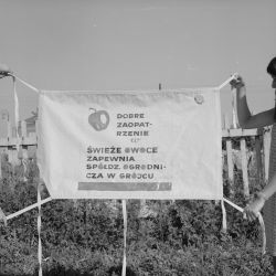Baner reklamowy Spółdzielni Ogrodniczej w Grójcu na trasie Wyścigu Pokoju w pobliżu Pałacu Lubomirskich w Warszawie, rok 1968